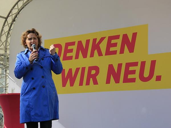 1024px-NicolaBeerspricht