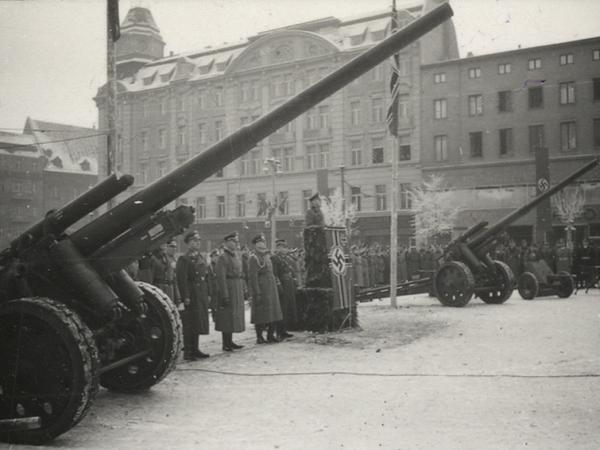 Poznan, 8 stycznia 1940 r. - Uroczystosc zaprzysiezenia rekrutow na obecnym pl. Wolnosci