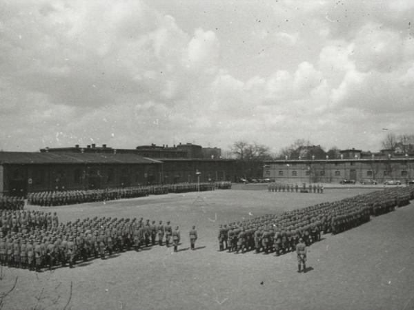 Poznan, 20 kwietnia 1941 r. - Apel oddzialow policyjnych na dziedzincu koszarowym