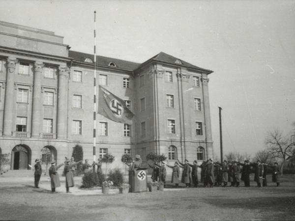 Gniezno, 1 kwietnia 1940 r. - Uroczystosc otwarcia szkoly policyjnej w Gnieznie
