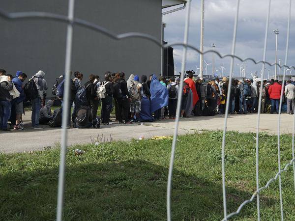 AlineofSyrianrefugeescrossingtheborderofHungaryandAustriaontheirwaytoGermany.Hungary,CentralEurope,6September2015