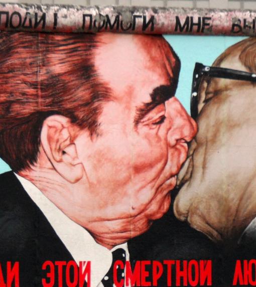 Brezhnev-honeckerkiss,re-painted-panoramio