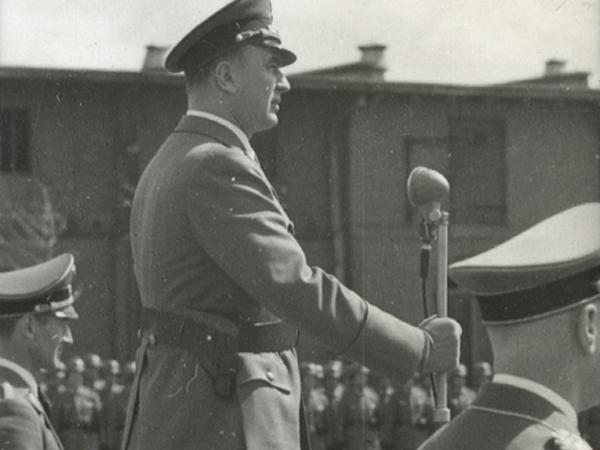 Poznan, 20 kwietnia 1941 r. - Arthur Greiser przemawia podczas apelu oddzialow policyjnych na dziedzincu koszarowym