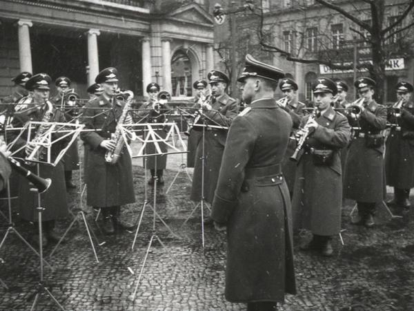 Poznan, 16-17 marca 1940 r. - Koncert orkiestry wojskowej na obecnym pl. Wolnosci