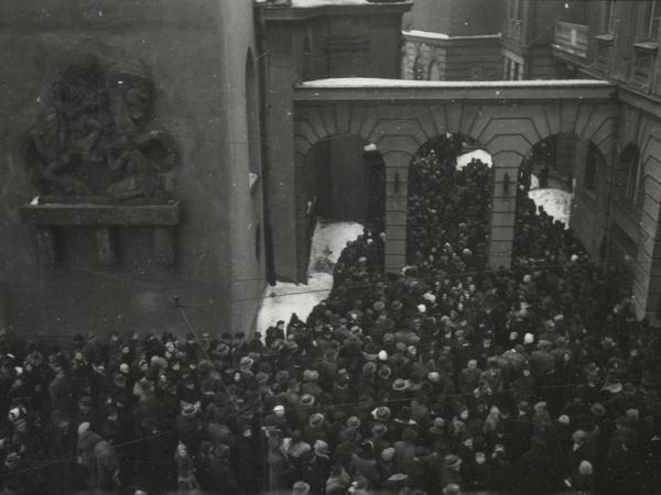 Poznan, 11 lutego 1940 r. - Wierni wychodzacy z kosciola sw. Marcina